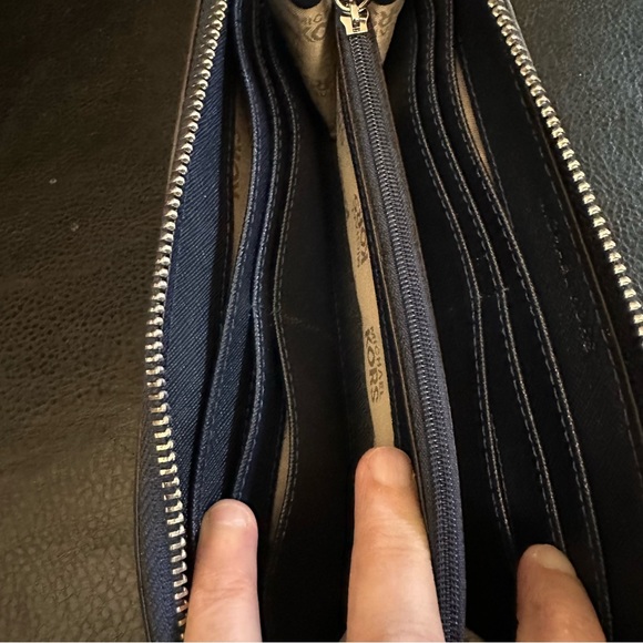 Michael Kors Jet Set Zip Wallet - Picture 9 of 11